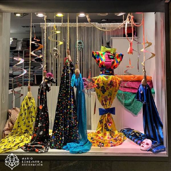 Escaparate y Decoracion Comercial Mario Echevarria: Moda-MUCHAS TELAS - Donostia