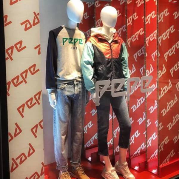 imagen noticia: Montamos el escaparate de PEPEJEANS en Urbil